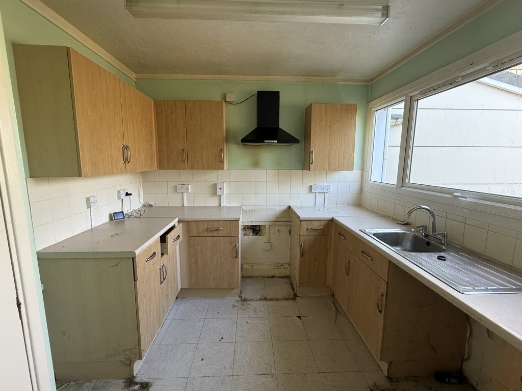 Lot: 60 - HOUSE IN NEED OF IMPROVEMENT - Kitchen